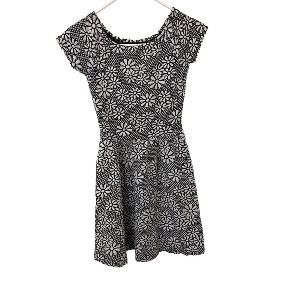 Topshop Dresses & Skirts - 3/$15 TOPSHOP 90s y2k black and white daisy shirt sleeve mini dress